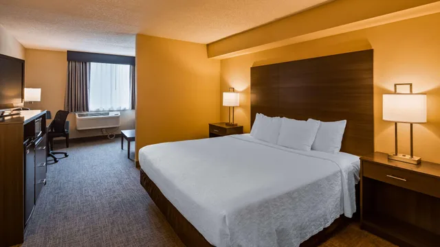 جناح بسرير كينج لذوي الإعاقة، Best Western East Towne Suites 1/3
