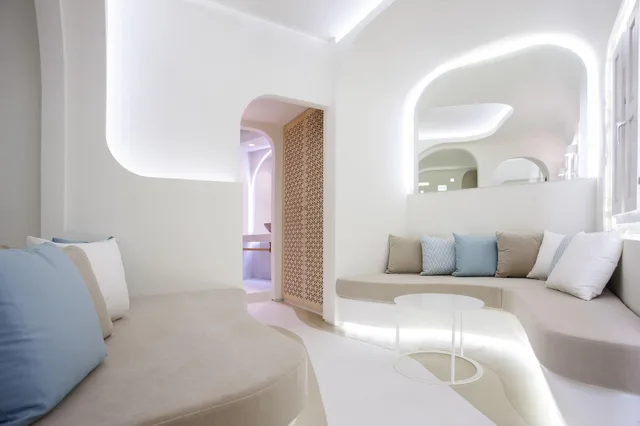 suite, jetted tub, ground floor, Andronikos Santorini 3/9