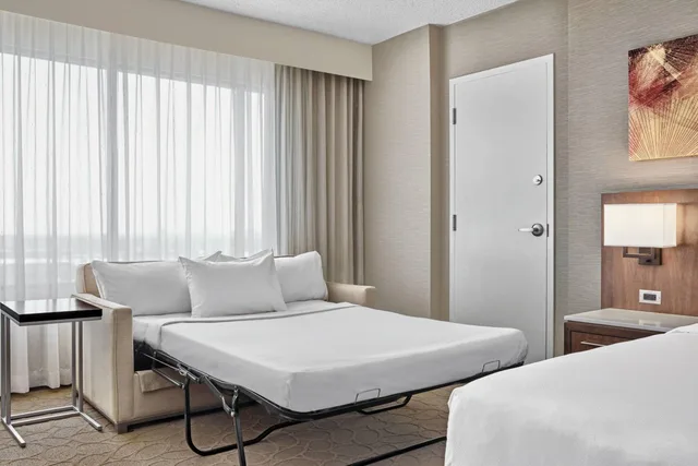 غرفة ديلوكس كبيرة بسرير كينج مع أريكة، Delta Hotels by Marriott Edmonton South Conference Centre 2/7