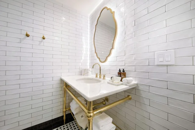 جناح سوبيريور بسريرين كوين بإطلالة على الفناء بغرفة نوم واحدة مع أريكة، The Fairmount Hotel 3/3