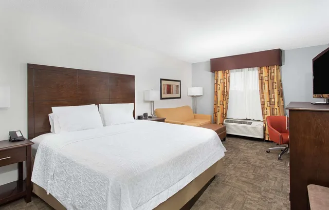 Study, King Bed, Sofa، Hampton Inn Cullman 1/3