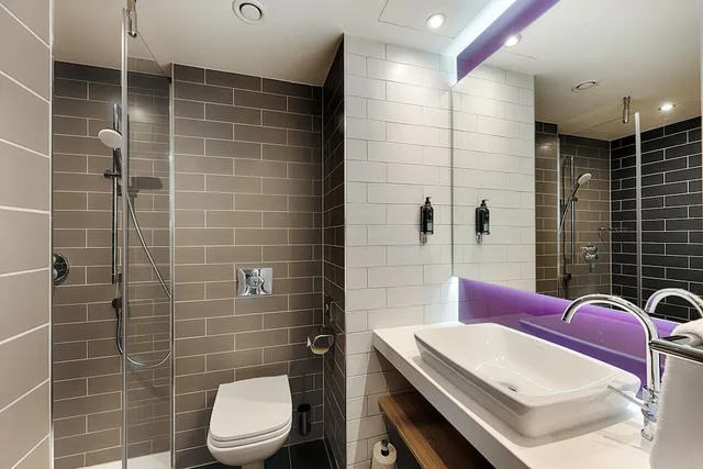 غرفة قياسية ثلاثية بسرير مزدوج وسرير فردي، Premier Inn Frankfurt Westend Hotel 4/5