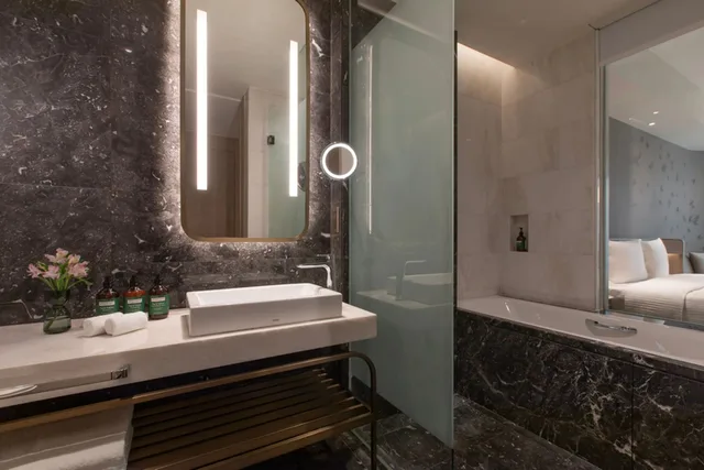 غرفة قياسية مع دخول الصالة، Crowne Plaza Kuala Lumpur City Centre 2/4
