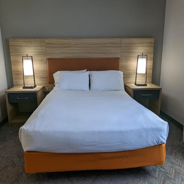 جناح استوديو بسرير كوين بحوض استحمام لذوي الإعاقة، CANDLEWOOD SUITES WILSON 2/2