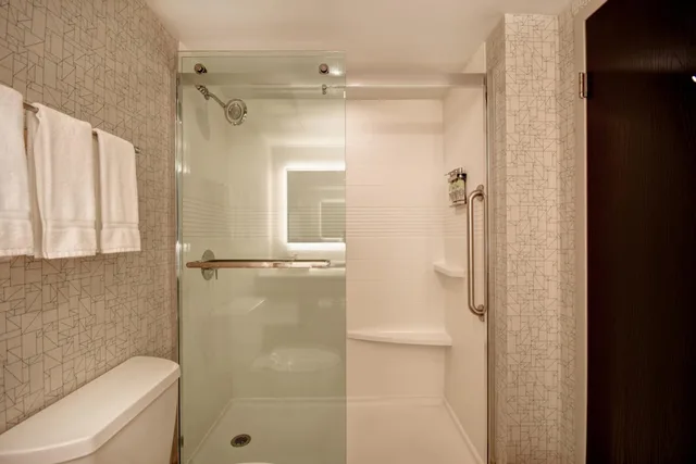 غرفة بسرير كينج بإطلالة، Holiday Inn Express Hotel And Suites Allentown Dorney Park Area 4/7
