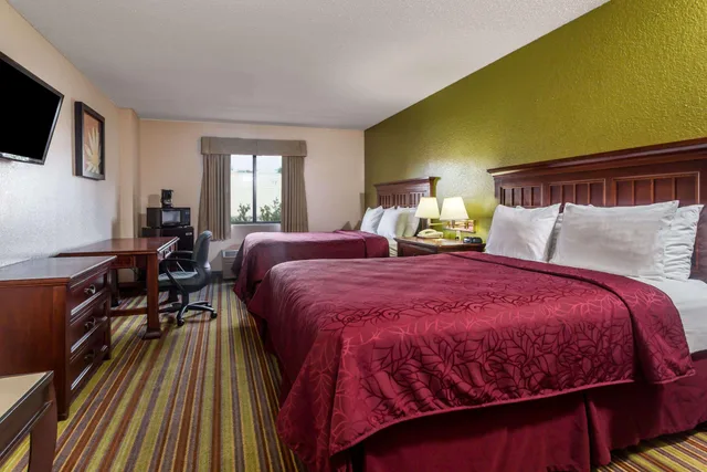غرفة رباعية بسريرين كوين، Days Inn by Wyndham Sarasota I-75 2/2