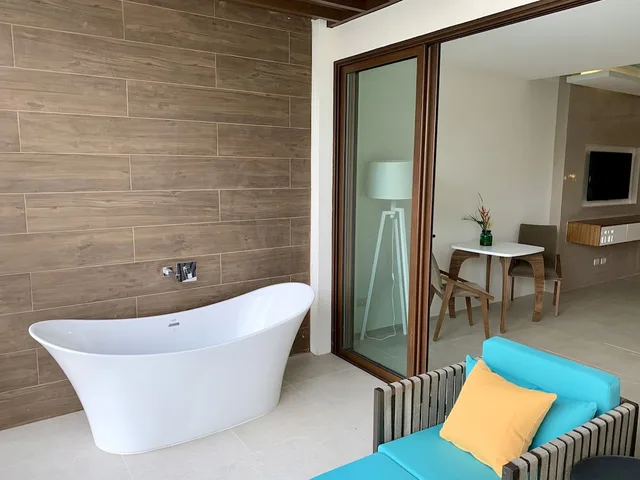 جناح جونيور بسرير كينج بإطلالة على البحر بحوض استحمام، Azura Beach Resort - Adults Only 6/6