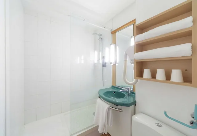 Standard, Triple, 1 Double and 1 Single Bed, B&B HOTEL Lourdes Centre Gare 3 etoiles 4/5