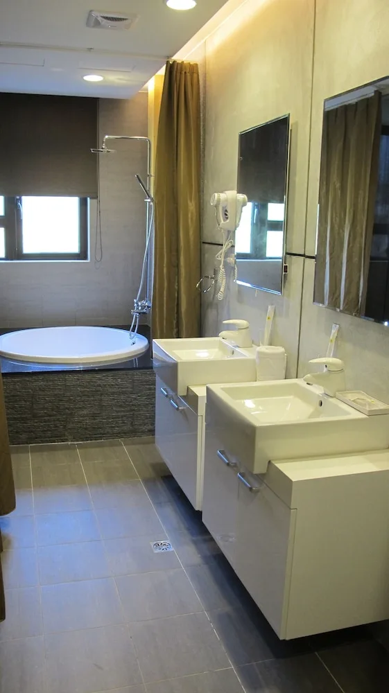 غرفة سوبيريور ثلاثية بسرير كوين وسرير فردي، 823-Tourist Hotel 2/2