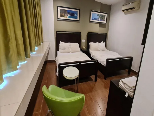 جناح عائلي، Crossroads Hotel 4/9