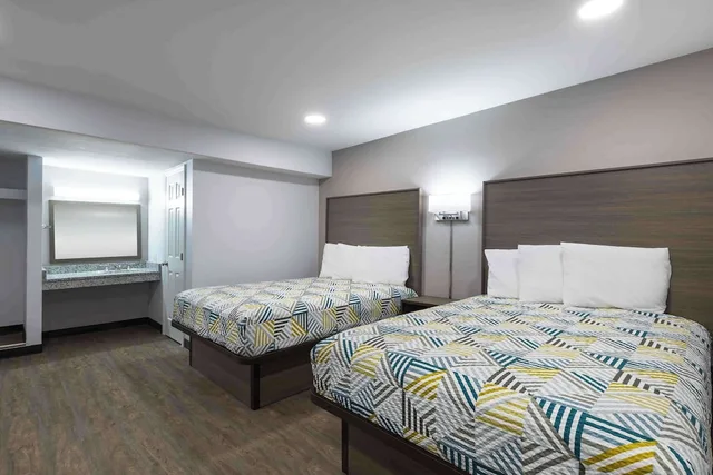 غرفة بسريرين كوين، Motel6 Hickory, NC 1/7