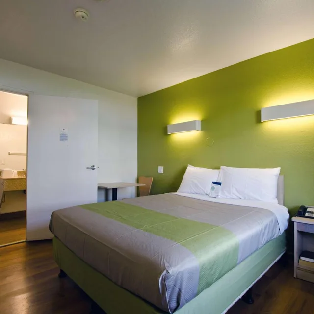 1 Full Bed - ADA/RI Shower, Smoking، Motel6 Camp Springs, DC - South Camp Springs 2/10