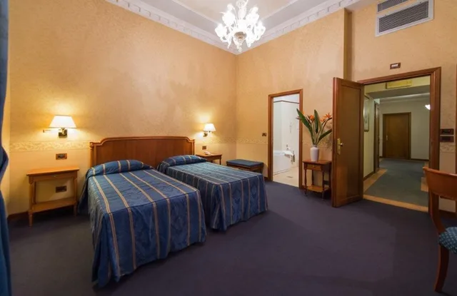 غرفة قياسية بسرير مزدوج، Strozzi Palace Hotel 1/1