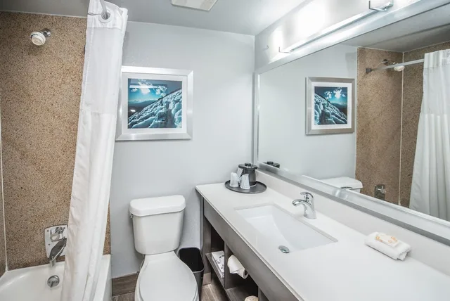جناح بسرير كينج مع أريكة، Cielo Hotel Bishop-Mammoth, an Ascend Collection Hotel 6/9