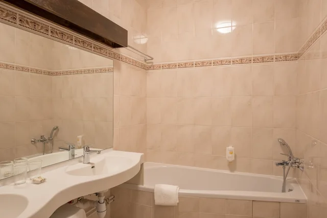 غرفة عائلية بسرير كوين مع أريكة، Le Central Boutique Hotel Beaune Centre 4/4