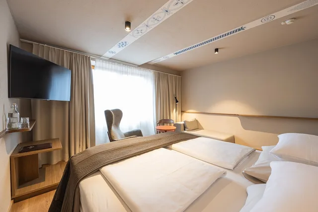 Green, Forest, Double Bed، Neue Post Hotel 1/9