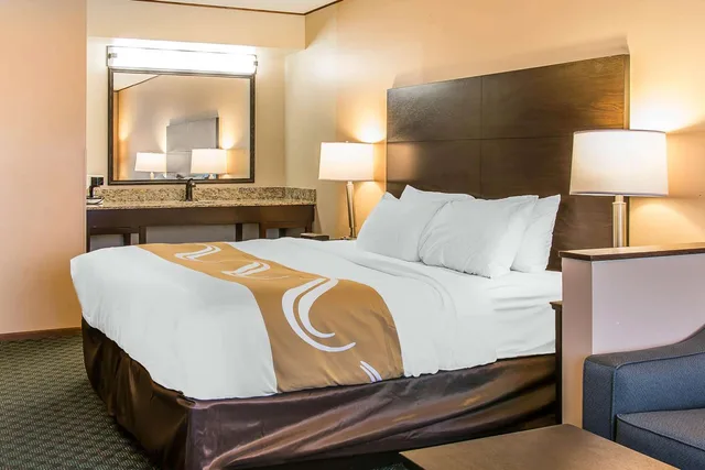 جناح بسرير كينج، Quality Inn & Suites Houghton Downtown 2/2