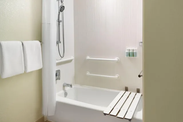 غرفة بسريرين مزدوجين بحوض استحمام لذوي الإعاقة، Courtyard By Marriott Atlanta Airport South Sullivan Road 10/10