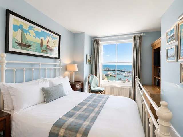 غرفة بسرير مزدوج بإطلالة على البحر، The Royal Harbour Hotel 1/2