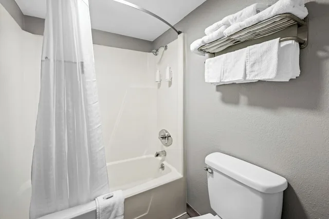 غرفة بسرير كينج للمدخنين لذوي الإعاقة، Super 8 By Wyndham Kingsport /I-81 7/9