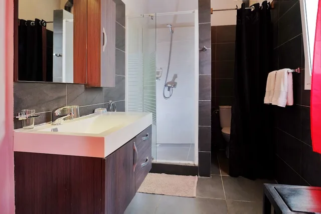 Connecting, Family, Twin Beds, Street View، Villa Les Orchidées 8/10