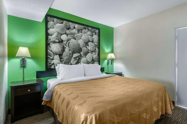 غرفة بسرير كينج وسريرين كوين بإطلالة على البحر، Quality Inn Daytona Beach Oceanfront 4/6