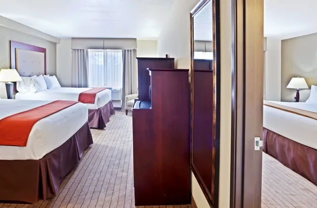 جناح بسرير كينج وسرير كوين بغرفتي نوم مع أريكة، Holiday Inn Express Portland South - Lake Oswego 5/8