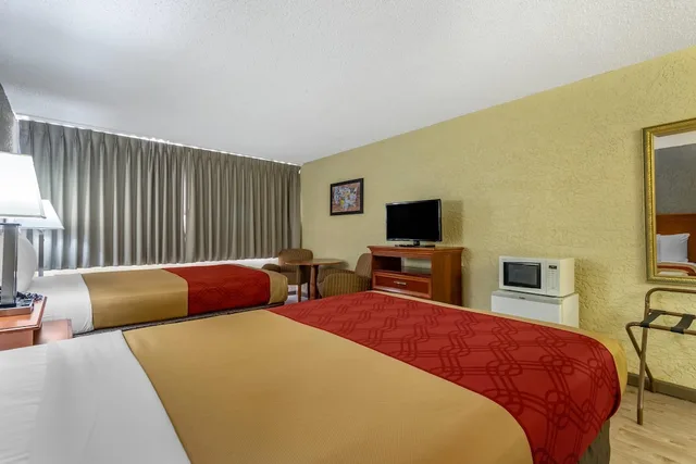 غرفة قياسية بسريرين مزدوجين، Econo Lodge Broken Arrow 6/10