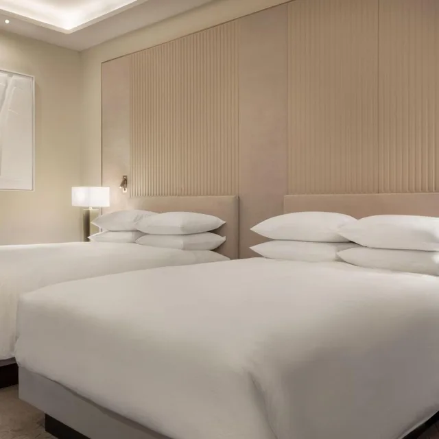 غرفة ديلوكس بسريرين كوين بإطلالة على الفناء، JW Marriott Hotel Madrid 1/8