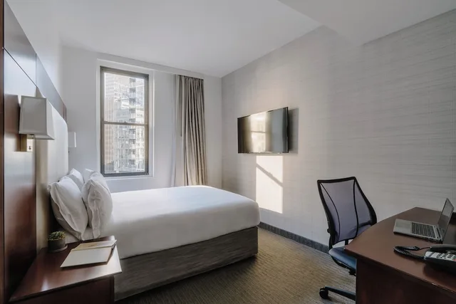 غرفة قياسية بسرير كوين لذوي الإعاقة، Club Quarters, Wacker at Michigan 2/6