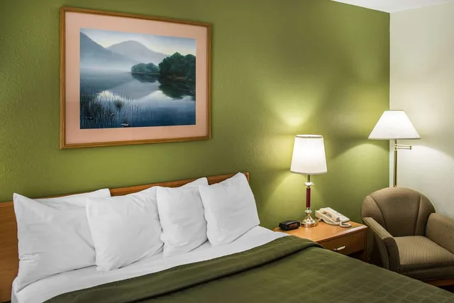 غرفة بسرير كوين، Hudson Inn & Suites (ex Quality Inn) 1/2