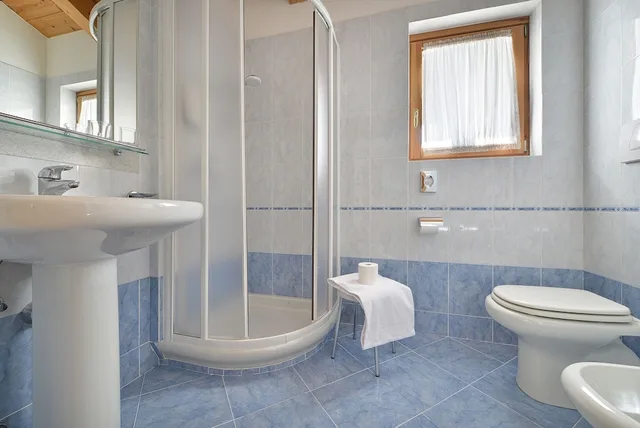 غرفة كومفورت ثلاثية بسرير مزدوج وسرير فردي بإطلالة على البحيرة بشرفة بغرفتي نوم، HOTEL INTERALPEN 2/2