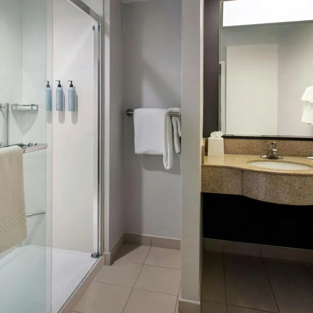 غرفة بسرير كينج مع أريكة بحوض استحمام لذوي الإعاقة، Courtyard by Marriott Paramus 4/7