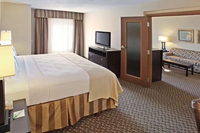 Suite, King Bed, Parlor، Wyndham Grand Executive Center Little Rock Airport 1/1