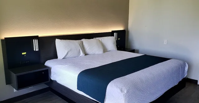 غرفة قياسية بسرير كينج، Motel6 Groves, TX 2/7