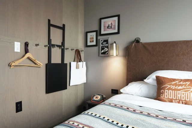 غرفة بسرير مزدوج لذوي الإعاقة، Moxy Louisville Downtown 2/4