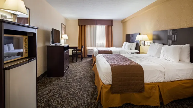 غرفة قياسية بسريرين كوين بحوض استحمام، Best Western Inn Elyria 1/2