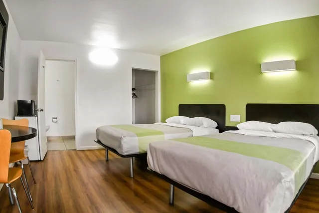 غرفة ديلوكس رباعية للمدخنين، Motel6 Visalia, CA 2/10