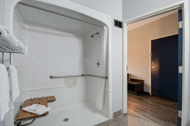 غرفة بسرير كوين لغير المدخنين بمطبخ، Motel6 Pharr, TX 5/5