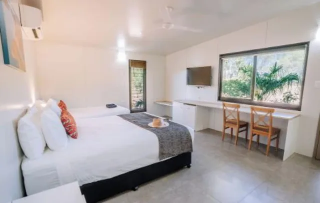 Deluxe, Studio, Cabin, 1 Queen and 1 Single Bed، Discovery Resorts - Lake Argyle 1/1