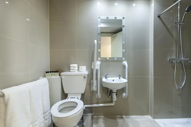 غرفة أساسية ثلاثية بسرير كينج وسرير فردي وثلاثة أسرّة بغرفة نوم واحدة، Hotel Shepherds Bush London 6/7
