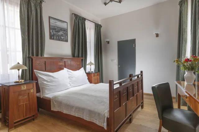 Superior, King Bed, Hotel At the Green Grape 1/2