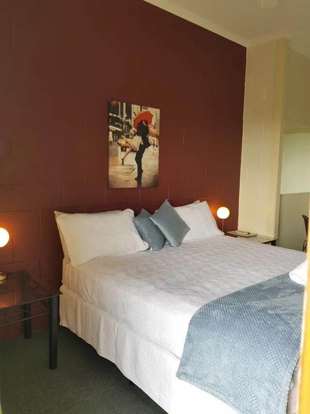 1 Bedroom, King Bed, Harbour Lodge Motel Gladstone 1/3