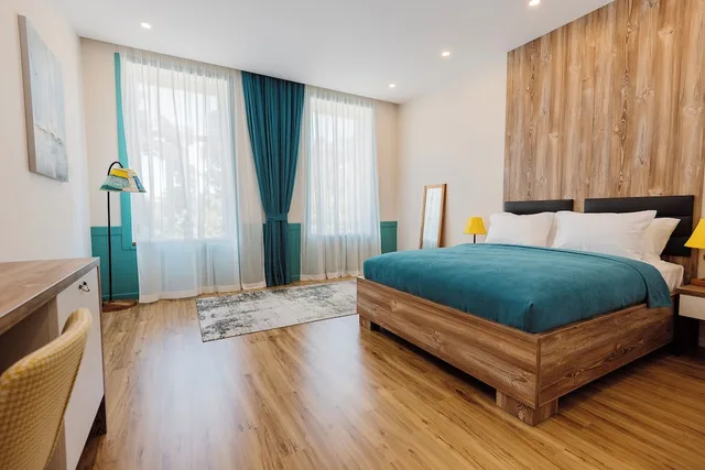 غرفة بسرير كينج بشرفة، Boulevard Hotel Batumi 1/4