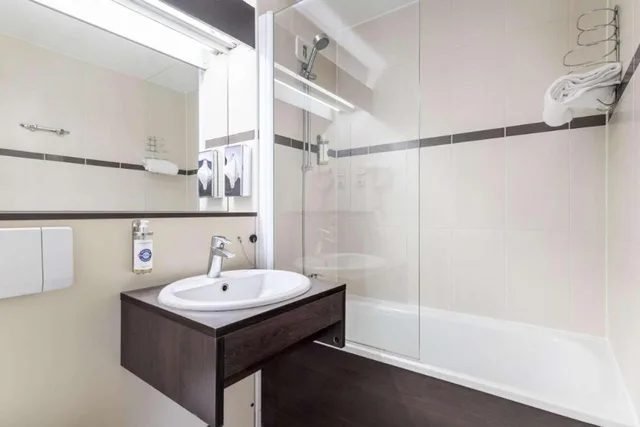 غرفة ثلاثية بثلاثة أسرّة، Comfort Hotel Orleans Saran 8/9