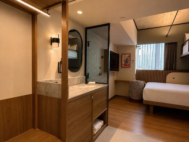غرفة بسريرين منفصلين وسرير بطابقين وسرير كوين، Motto by Hilton Guadalajara Centro Historico 2/3