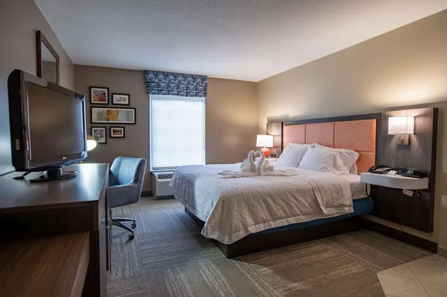 Room, King Bed, Hampton Inn Hadley-Amherst Area 2/10