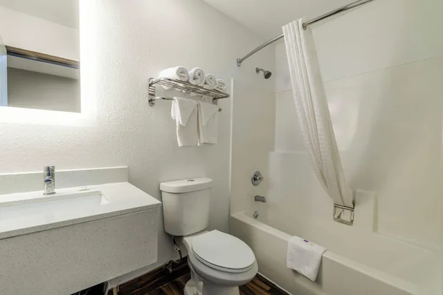Room, Multiple Beds، Studio6 Flagstaff, AZ 2/2