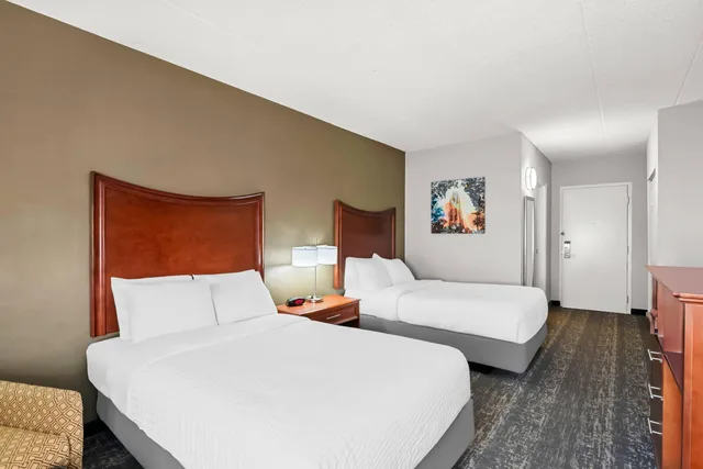 غرفة رباعية بسريرين مزدوجين، Clarion Inn North Haven - New Haven North 1/5