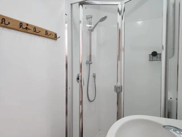 Female Dorm, Female Only, Comfort, Shared Bathroom، Newton Lodge - Hostel 6/9